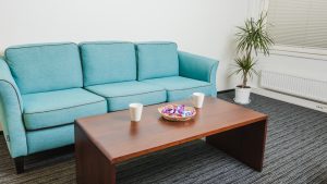 Журнальный стол для гостиниц: как сделать обстановку уютной?