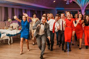 Как выбрать корпоративные подарки для сотрудников на юбилей компании?