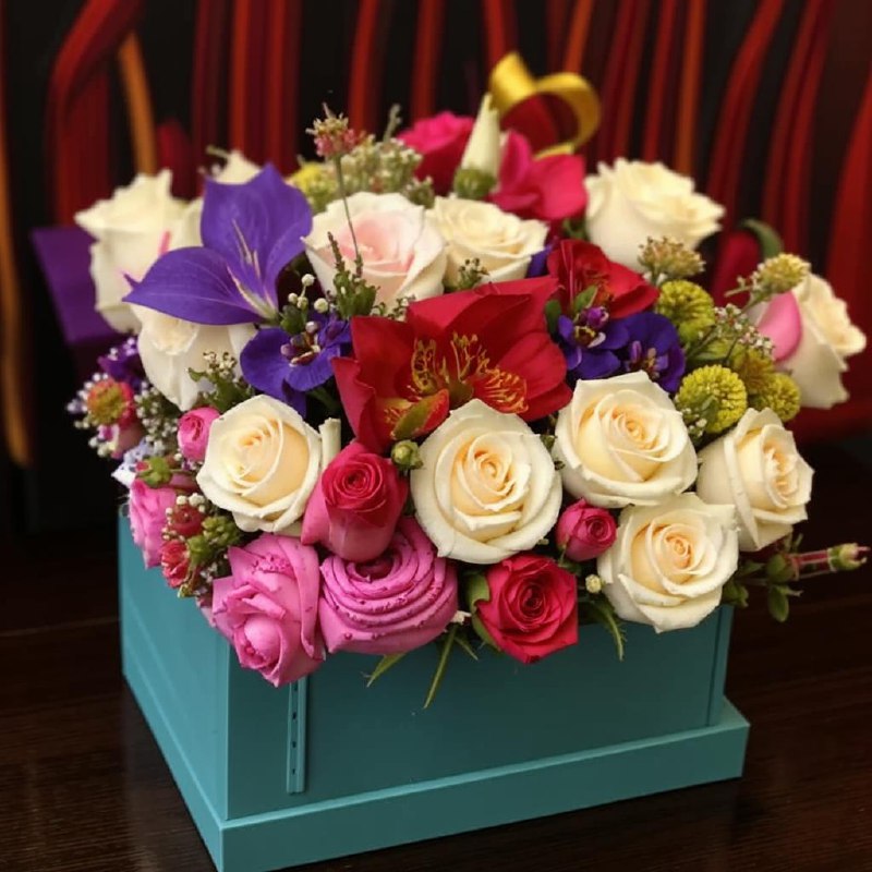 Как красиво оформить цветы в коробке?