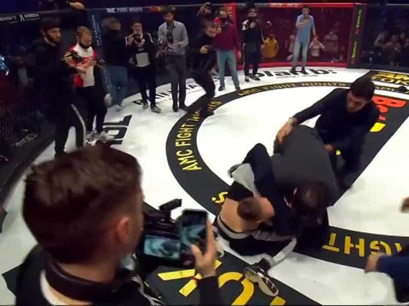 Бойцы ММА Минеев и Исмаилов устроили массовую драку на турнире в Москве: разнимать пришлось ОМОНу