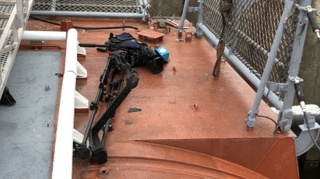 ЧП на корабле: в Сети показали кадры падения оператора с палубы "Гремящего"