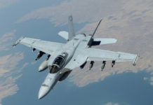 “Головокружительный трюк” истребителя F-18 восхитил Сеть и заставил вспомнить российский Су-35