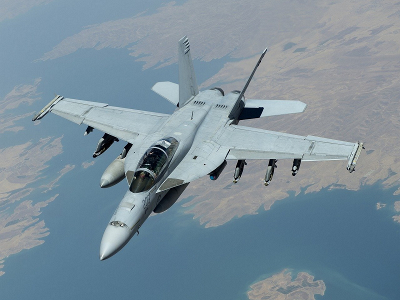 “Головокружительный трюк” истребителя F-18 восхитил Сеть и заставил вспомнить российский Су-35