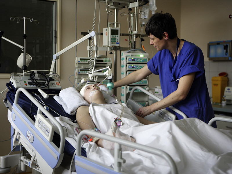 Медик предупредил об опасности стать лежачим больным из-за легкой формы COVID-19