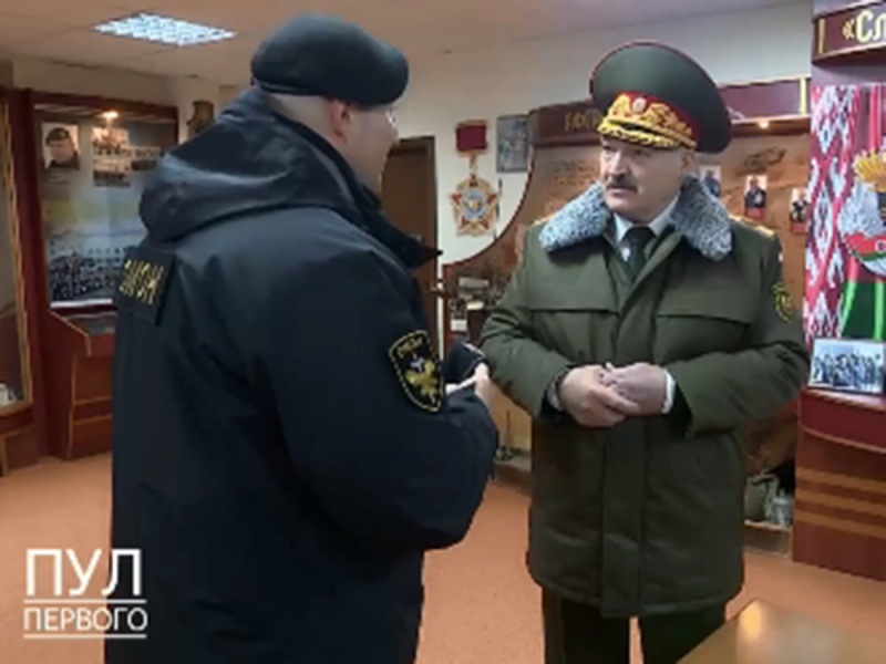 “Полноценный боец”: Лукашенко подарили черный берет ОМОНовца “за особые заслуги”
