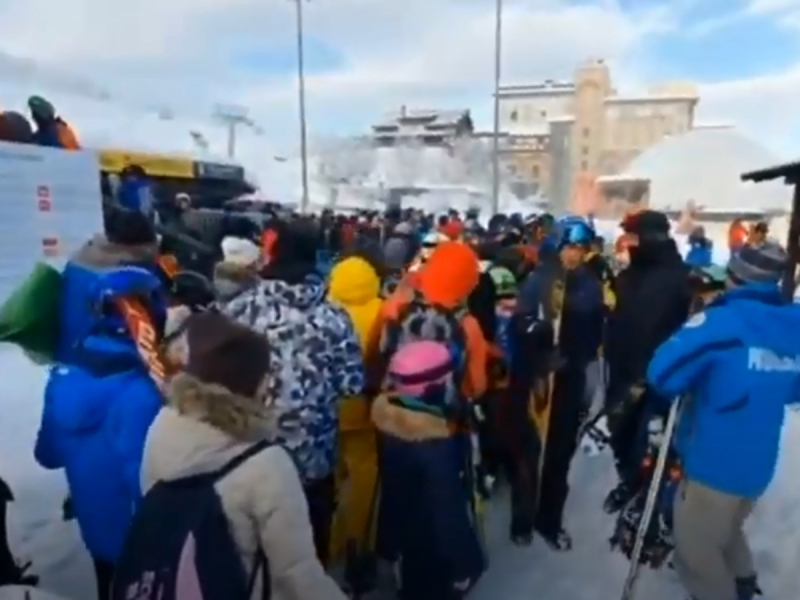 “Потом не жалуйтесь”: видео огромной очереди на подъемник в Сочи возмутило россиян