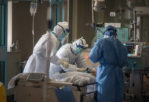 Трое российских медиков, уснувших на полу возле пациентки с COVID-19, стали героями в СМИ