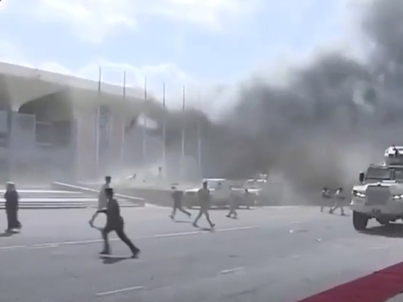 В аэропорту Йемена в момент прибытия правительства прогремел мощный взрыв