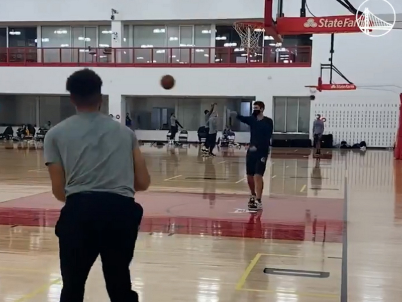 Звезда НБА Карри 105 раз подряд попал в кольцо из-за шестиметровой дуги