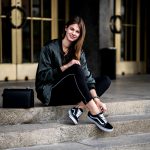 С какой одеждой хорошо сочетаются женские кроссовки?