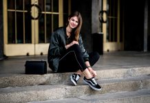 С какой одеждой хорошо сочетаются женские кроссовки?