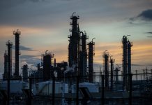 Антибиотики и контактные линзы из нефти: что еще производят из ценного природного сырья?