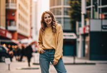 С какой одеждой сочетаются женские кроссовки?