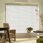 Что лучше: жалюзи или рулонные шторы?