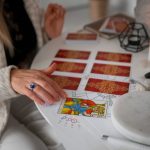 Как использовать карты Таро для анализа своих отношений с окружающими