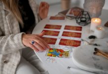 Как использовать карты Таро для анализа своих отношений с окружающими