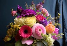 С какими цветами можно сочетать розы в букете?