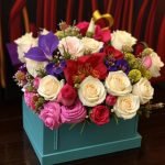 Как красиво оформить цветы в коробке?