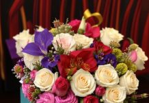 Как красиво оформить цветы в коробке?