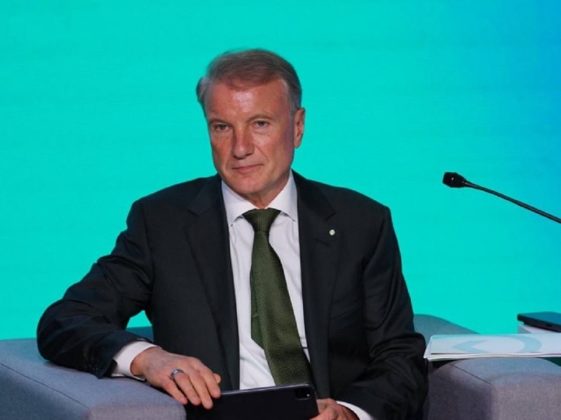 «Чтобы не нищенствовали»: Греф призвал повысить зарплату чиновникам в России