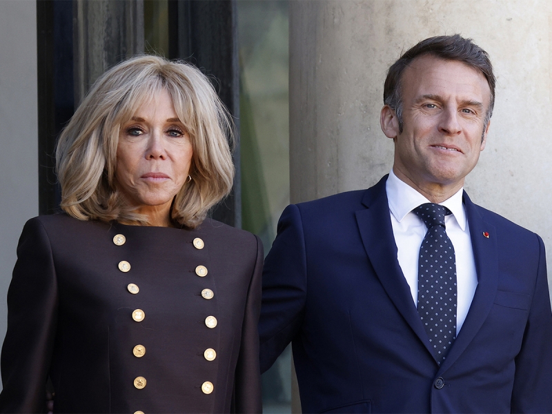 Макрон при выходе из самолета в Индии прошел мимо жены, не посмотрев на неё, и попал на видео