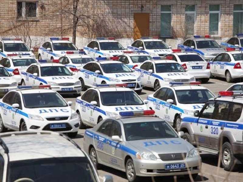 Пятеро подростков в Чите разгромили 55 полицейских автомобилей