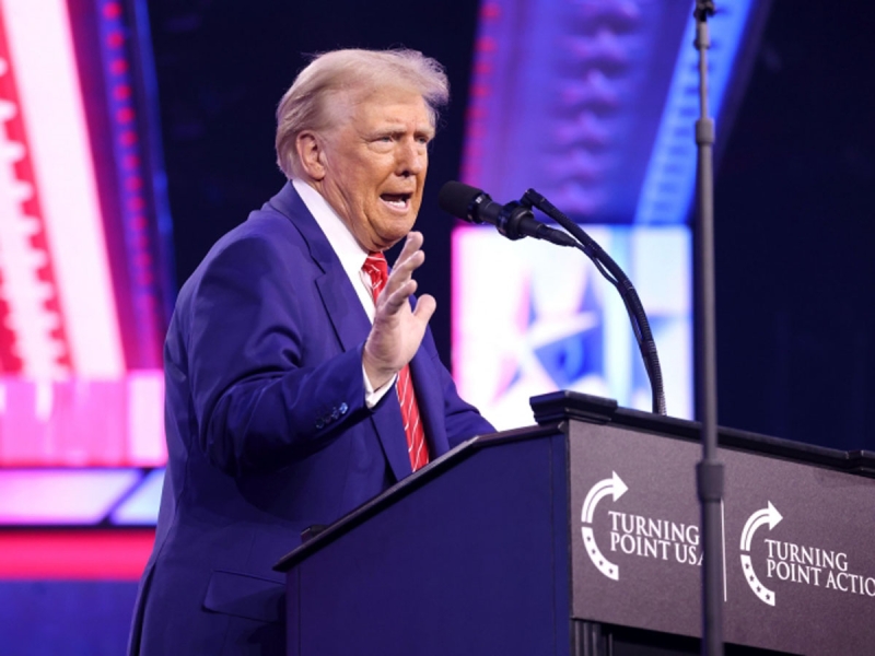 Трамп назвал безумием отказ Зеленского вывести войска из Донбасса