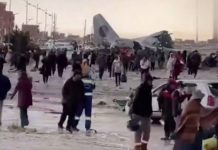 В Боливии разбился военный самолет с деньгами: люди бросились собирать купюры с шоссе, есть жертвы