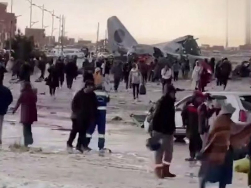 В Боливии разбился военный самолет с деньгами: люди бросились собирать купюры с шоссе, есть жертвы