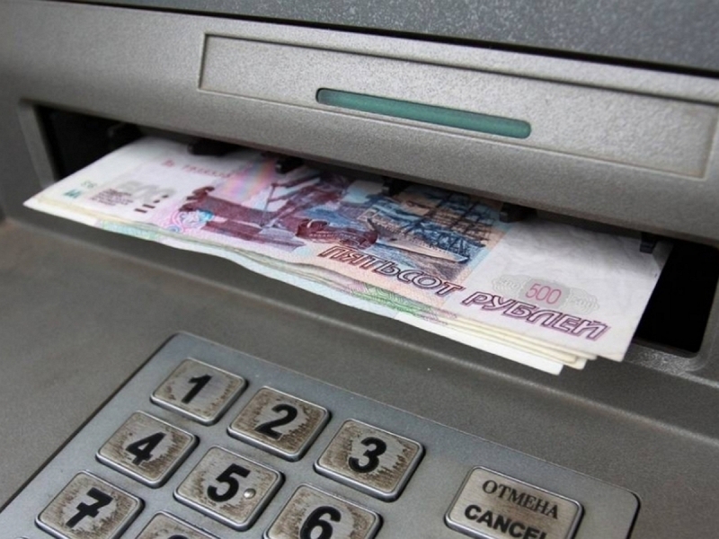 В МВД предложили ограничить снятие наличных в банках и переводы с телефона