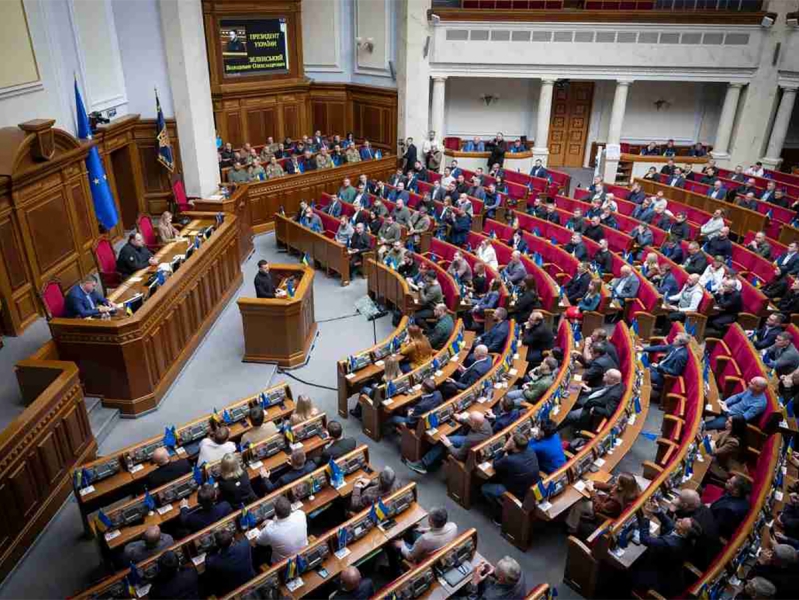 В Раде массово отравились депутаты: голосования отменены на две недели