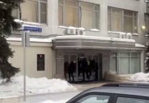 Вход в офис РКН в Москве заблокировали велосипедным замком