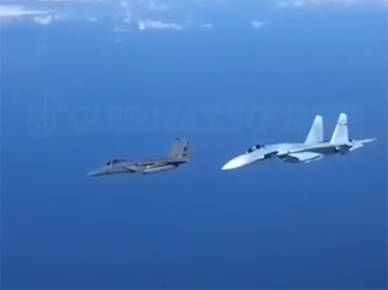 Видео, на котором Су-27 ВКС РФ прогнал F-15 ВВС США от ракетоносца Ту-22М3, взорвало Сеть