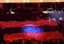 Во время хоккейного матча на Олимпиаде в Италии вывесили флаг РФ