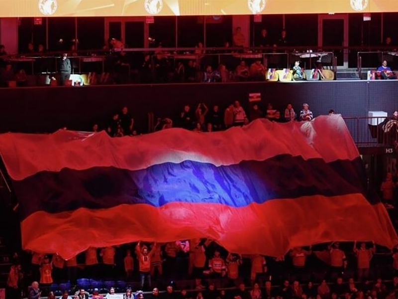 Во время хоккейного матча на Олимпиаде в Италии вывесили флаг РФ