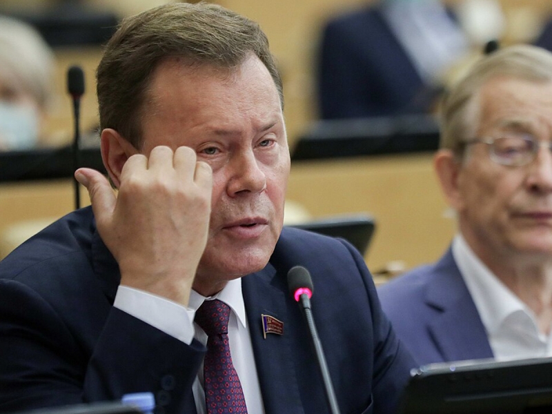 «Загубили экономику»: россияне в 2026-м будут массово снимать деньги и закапывать в огородах — депутат ГД Арефьев