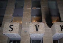 «Бесчеловечные твари!»: Русский дом в Праге забросали «коктейлями Молотова»