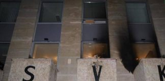 «Бесчеловечные твари!»: Русский дом в Праге забросали «коктейлями Молотова»