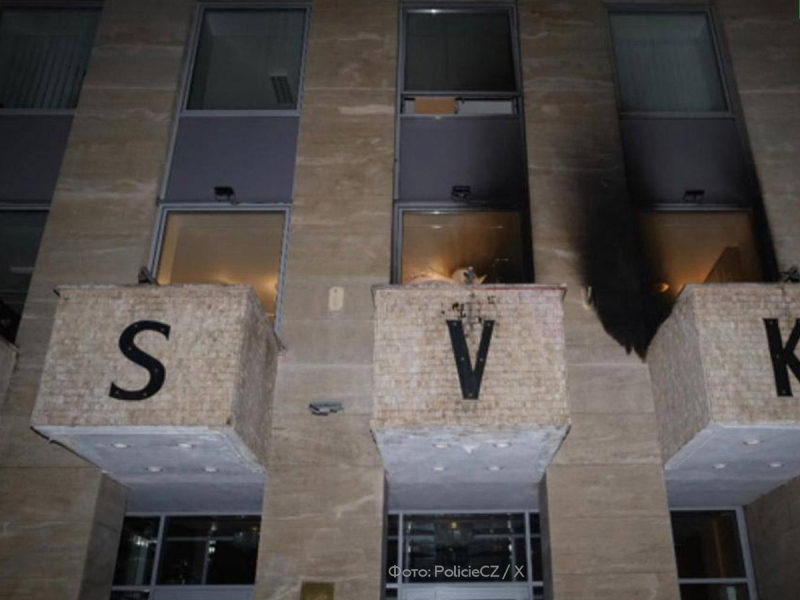 «Бесчеловечные твари!»: Русский дом в Праге забросали «коктейлями Молотова»