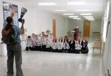 Фото учительницы с автоматом и детьми на коленях шокировало жителей Урала