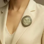 Искусство контрастов: как безопасно закрепить тяжелую золотую брошь на тонкой шелковой блузке