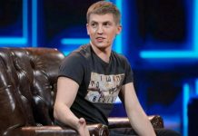 Mash: в России массово отменяют концерты соведущего Сабурова по «ЧБД?» комика Алексея Щербакова