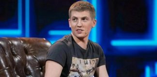 Mash: в России массово отменяют концерты соведущего Сабурова по «ЧБД?» комика Алексея Щербакова