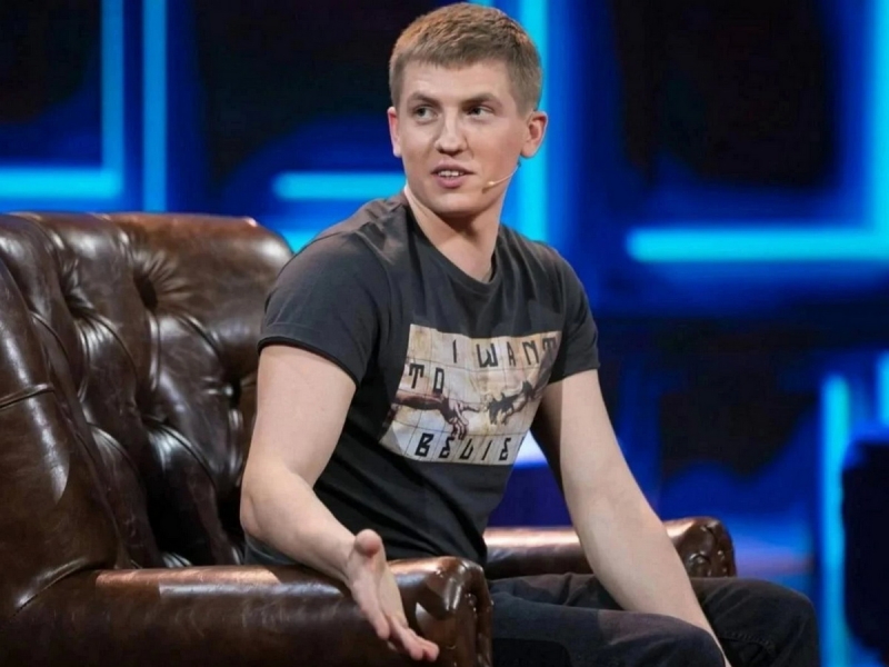 Mash: в России массово отменяют концерты соведущего Сабурова по «ЧБД?» комика Алексея Щербакова