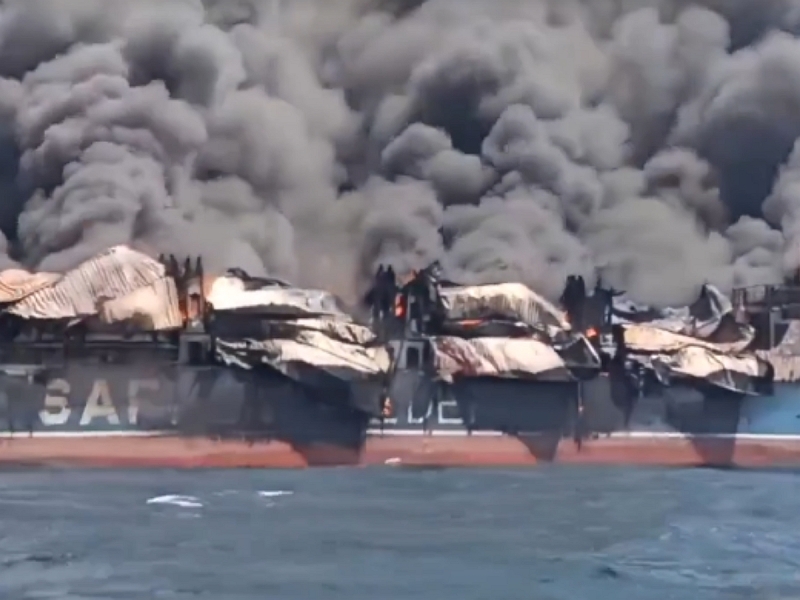 Опубликовано видео мощного пожара на танкере США после атаки Ирана