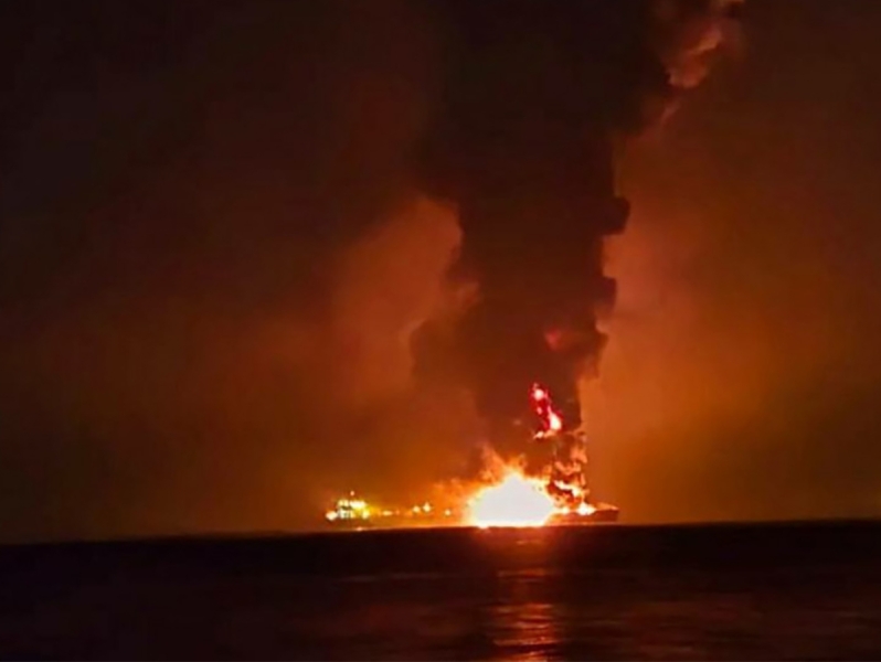 Shafaq News: у берегов Ирака горят три нефтяных танкера