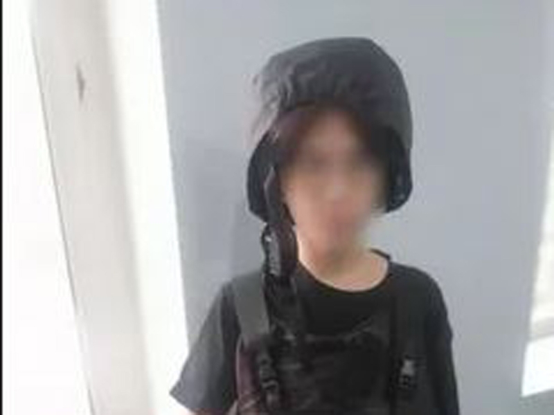 В Челябинске школьник напал на учителей и одноклассницу и выпрыгнул из окна