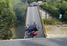 Новый мост рухнул в реку вместе с мэром во время открытия