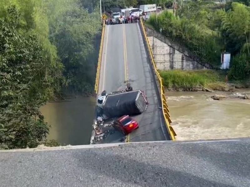 Новый мост рухнул в реку вместе с мэром во время открытия