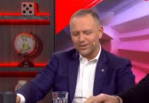 Президент Польши Навроцкий под смех ведущего уронил снюс в эфире о его запрете